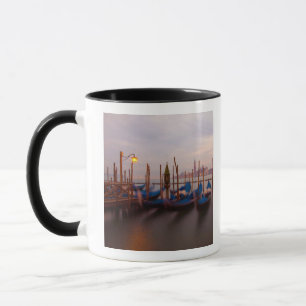 Mug Italie, Venise. Des gondoles ancrées au crépuscu