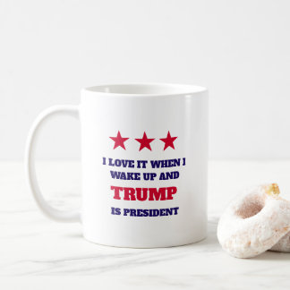 Mug J'adore quand je me réveille et que Trump est prés