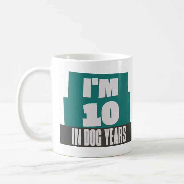 Mug J'ai 10 ans dans les années de chien drôle Sarcast (Gauche)