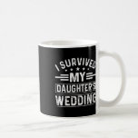 Mug J'Ai Survécu À L'Épouse Mariage Et À La Salle D De<br><div class="desc">J'ai survécu à la mariée Mariage de ma fille et père de la chambre</div>