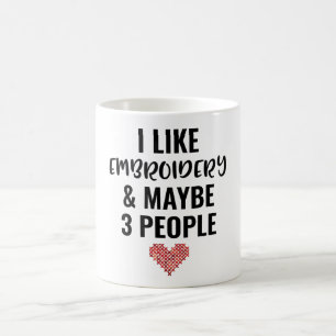 Mug J'Aime La Broderie Et Peut-Être 3 Personnes