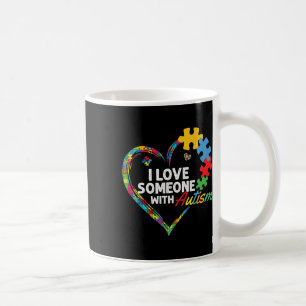 Mug J'aime quelqu'un avec le puzzle cardiaque d'autism