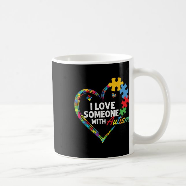 Mug J'aime quelqu'un avec le puzzle cardiaque d'autism (Droite)