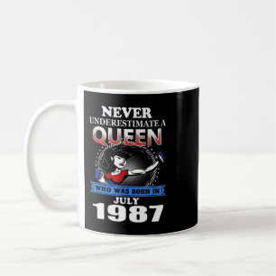 Mug JAMAIS SOUS-ESTIMER UNE Reine Née en juillet 1987 