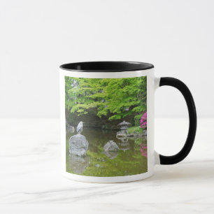 Mug Japon, Kyoto. Héron dans des feuilles vertes fraîc