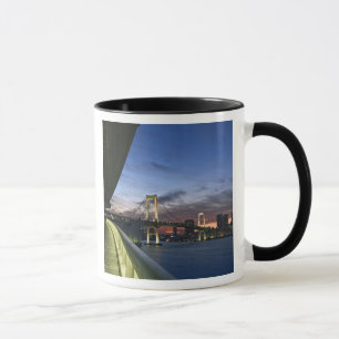 Mug Japon. Tokyo. Pont Rainbow dans la baie de Tokyo.