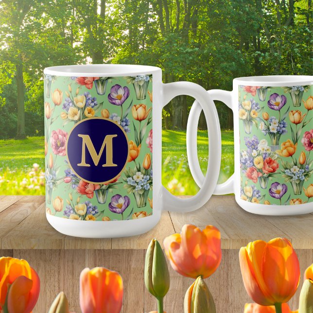 Mug Jardin de fleurs printanières Vert sauge Monogramm (An elegant monogrammed mug for garden lovers, with Spring flowers pattern on a green background)