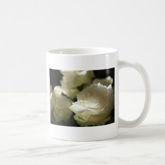 Mug Jardins floraux de destin de fleurs de rose blanc