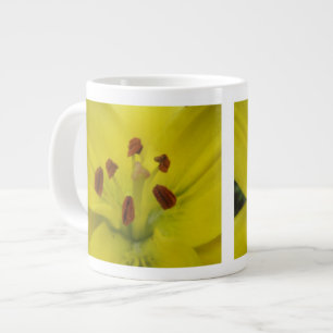 Mug jaune à la floraison