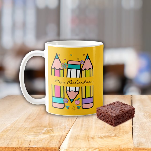 Mug Jaune Colorful nom de l'enseignant dessin au crayo (Créateur téléchargé)