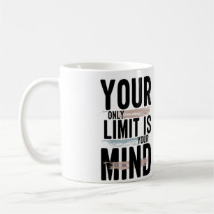 Mug Je cours sur la caféine et la boue de confiance