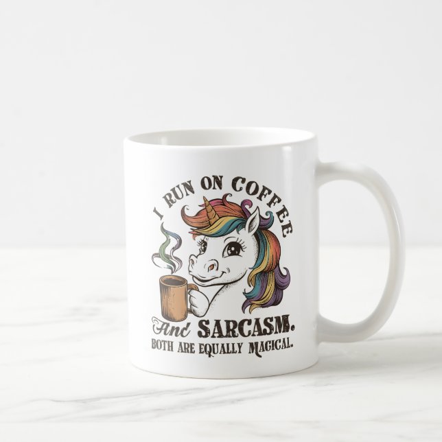 Mug Je cours sur le café et le sarcasme (Droite)