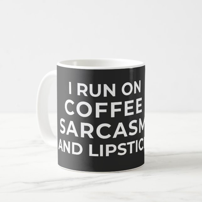 MUG JE COURS SUR LE CAFÉ SARCASM ET LIPSTICKETS - SARC (Devant gauche)