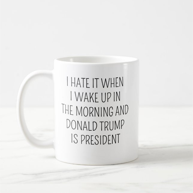 Mug Je déteste quand je me réveille le matin Trump est (Gauche)