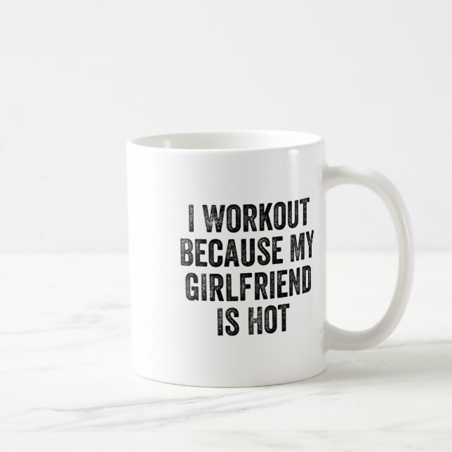 Mug Je fais de l'exercice parce que ma petite amie est (Droite)