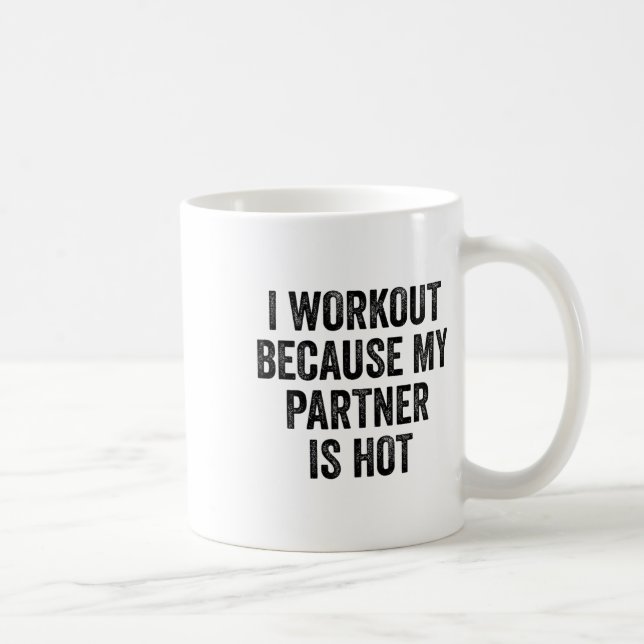 Mug Je fais de l'exercice parce que mon partenaire est (Droite)