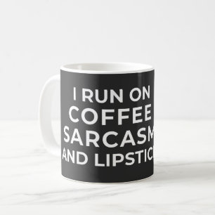 MUG JE FONCTIONNE AU CAFÉ SARCASME ET ROUGE À LÈVRES -