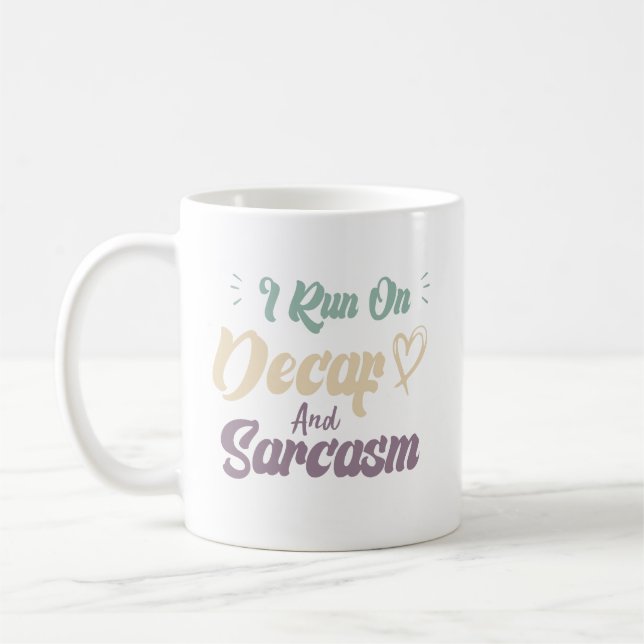 Mug Je fonctionne au décaféiné et au sarcasme Citation (Gauche)