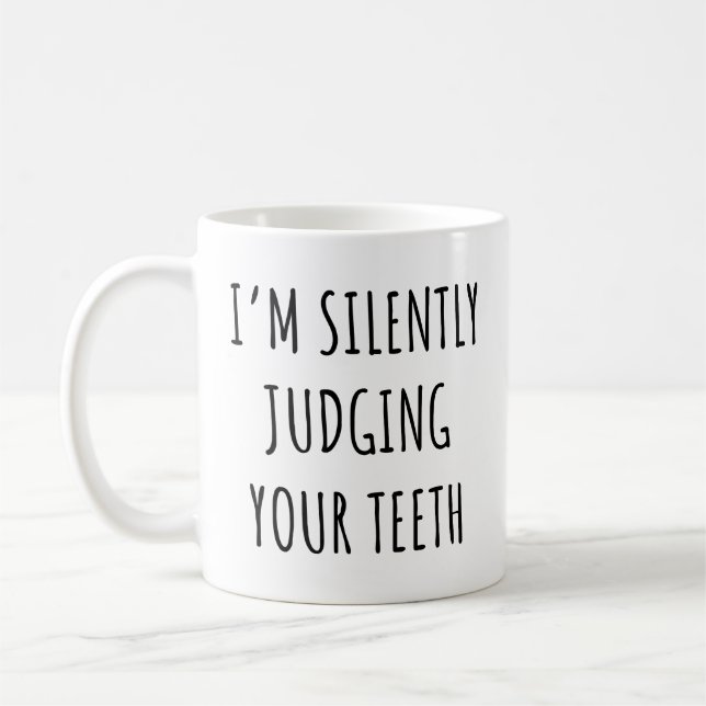 Mug Je juge silencieusement vos dents Dentiste drôle (Gauche)