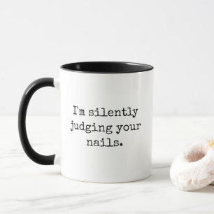 Mug Je juge silencieusement vos ongles drôles et sarca