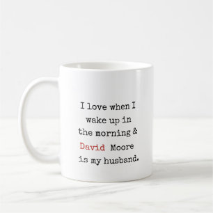 Mug Je l'aime quand je me réveille et [nom] est mon ma