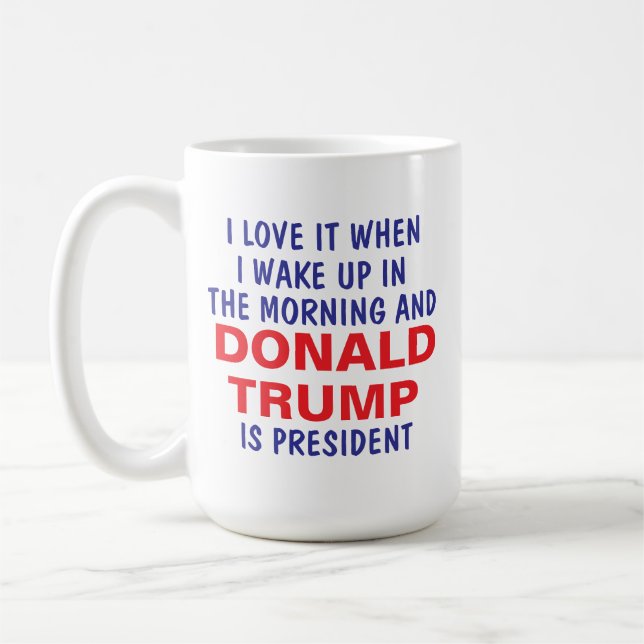 Mug Je L'Aime Quand Je Me Réveille Et Trump Est Présid (Gauche)