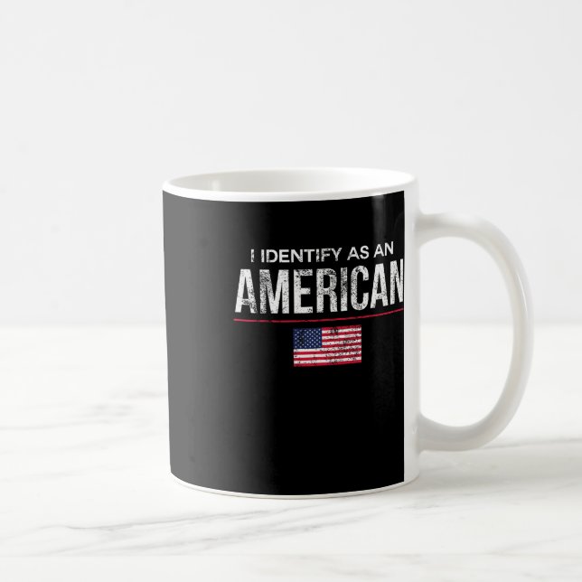 Mug Je m'identifie comme un Américain Pas de politique (Droite)