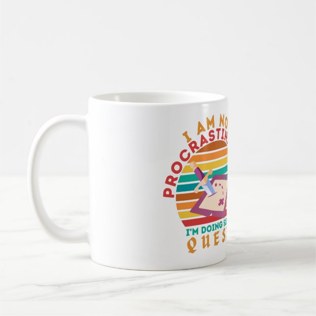 MUG JE NE FAIS PAS DE PROCRASTINATION JE FAIS DES QUÊT (Gauche)