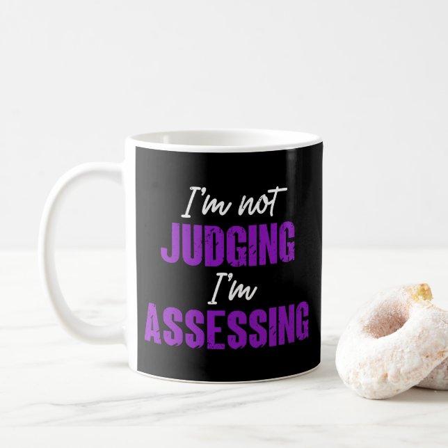 Mug Je ne juge pas que j'évalue, Drôle travailleur soc (Avec donut)