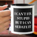 Mug Je ne parviens pas à réparer un texte stupide sur<br><div class="desc">Je ne peux pas réparer les bêtises mais je peux éditer Il est imprimé de chaque côté de cette tasse noire et blanche, parfait pour un ambulancier, un médecin ou une infirmière. Choisissez votre style de tasse, manipulez la couleur, la couleur intérieure et changez la couleur arrière - plan à...</div>