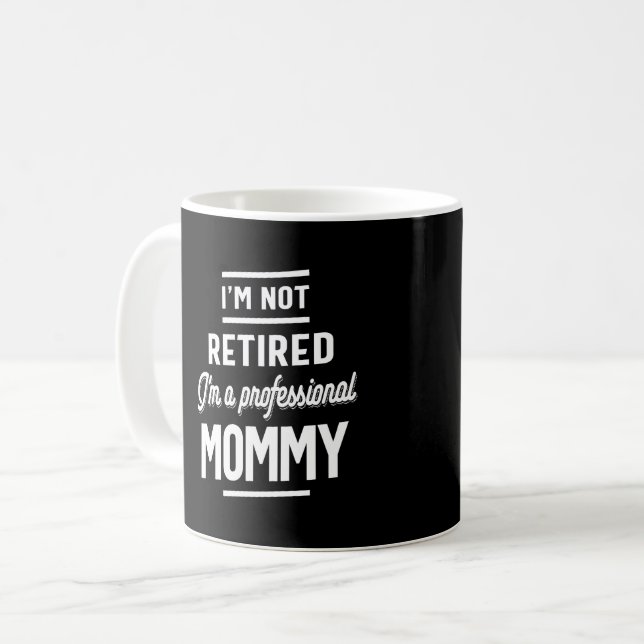 Mug Je ne suis pas à la retraite Je suis une maman pro (Devant gauche)