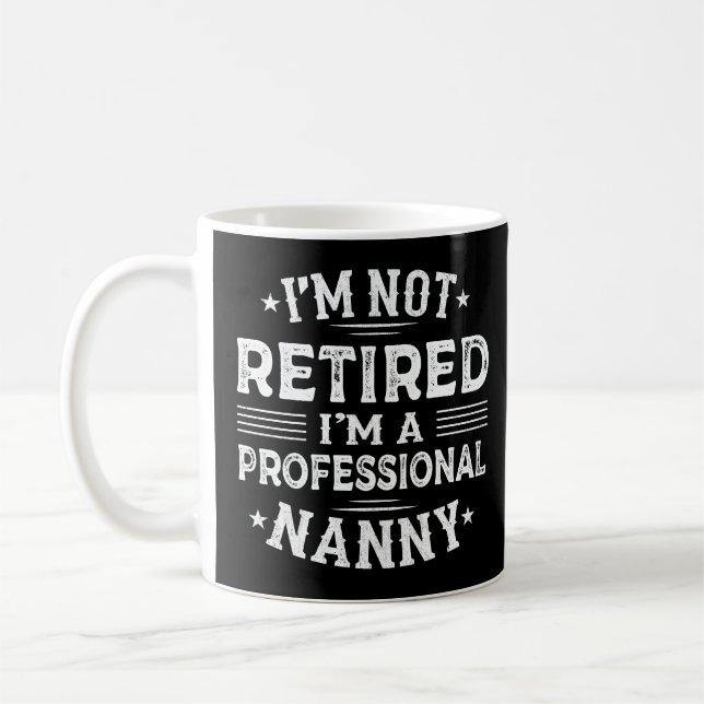 Mug Je ne suis pas à la retraite Je suis une mamie pro (Gauche)