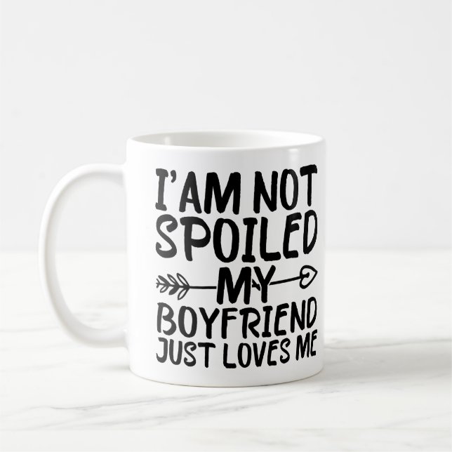 Mug Je ne suis pas gâtée, mon petit ami m'aime simplem (Gauche)