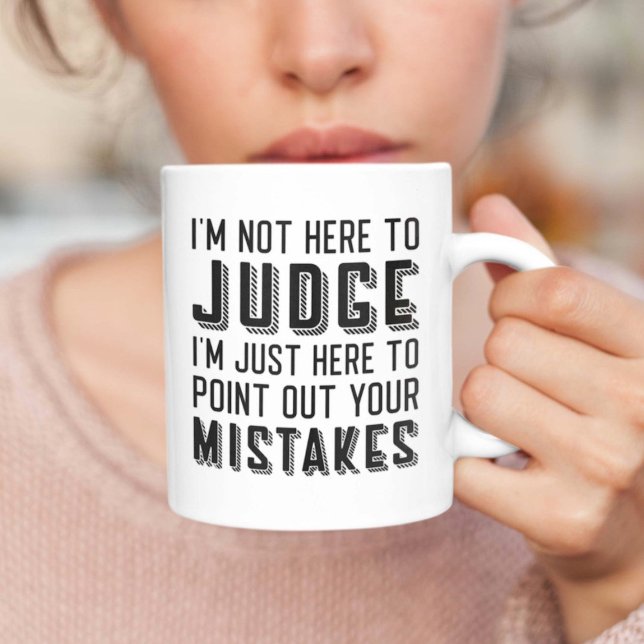 Mug Je ne suis pas ici pour juger (woman holding mug i'm not here to judge)