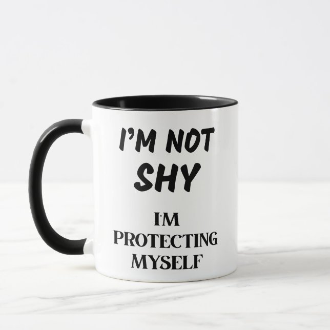 MUG JE NE SUIS PAS SHY, JE ME PROTÈGE. (Gauche)