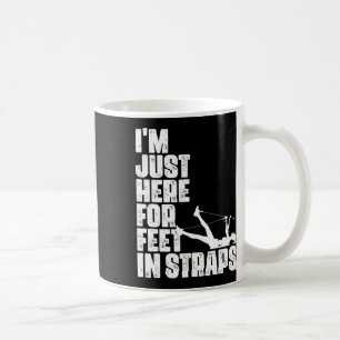 Mug Je suis juste ici pour les pieds dans les sangles