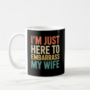 Mug Je suis juste là pour embarrasser ma femme drôle m