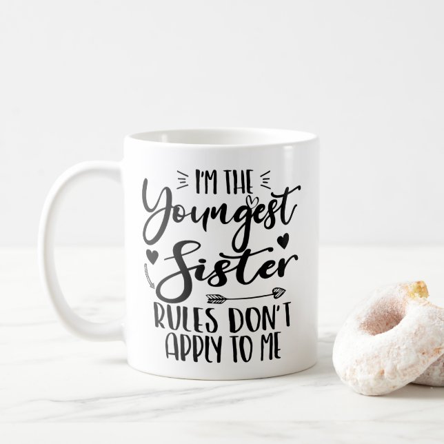 Mug Je suis la plus jeune des règles de la Soeur ne m' (Avec donut)