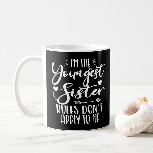 Mug Je suis la sœur la plus jeune amoureuse du sarcasm (Avec donut)