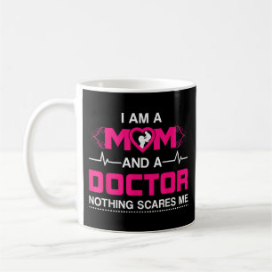 Mug Je suis une maman et un docteur rien me fait peur 