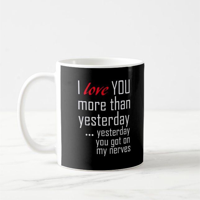 Mug Je t'aime plus qu'hier Conception romantique  (Gauche)