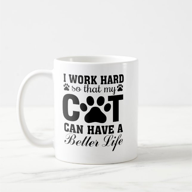 Mug Je travaille dur afin que mon chat puisse avoir un (Gauche)