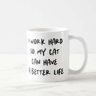 Mug Je travaille dur afin que mon chat puisse avoir un