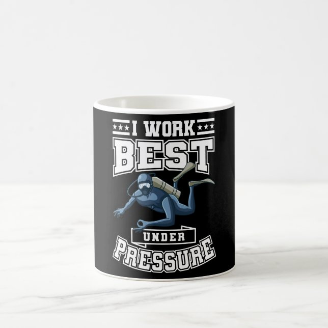 Mug Je travaille le mieux sous pression Diver Commerci (Centre)