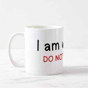 Mug Je travaille ne dérange pas