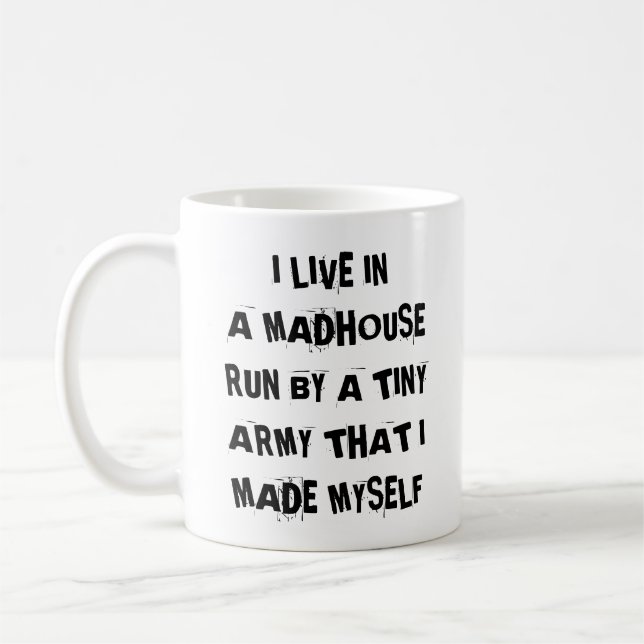 Mug Je vis dans une course de maison de fous à côté (Gauche)