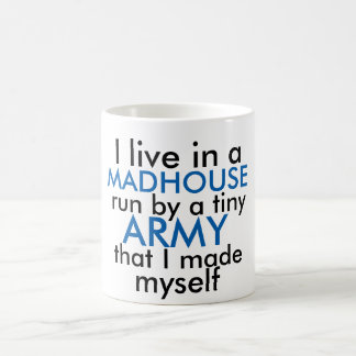Mug Je vis dans une maison de fous dirigée par une pet