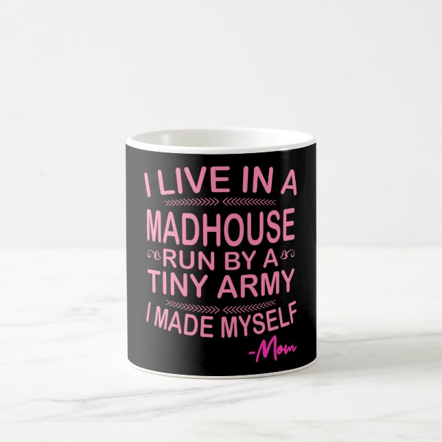 MUG JE VIVS DANS UNE MAISON DIRIGÉE PAR UNE PETITE ARM (Centre)