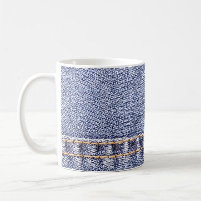 Mug Jeans bleus : texture cousue détaillée. (Gauche)