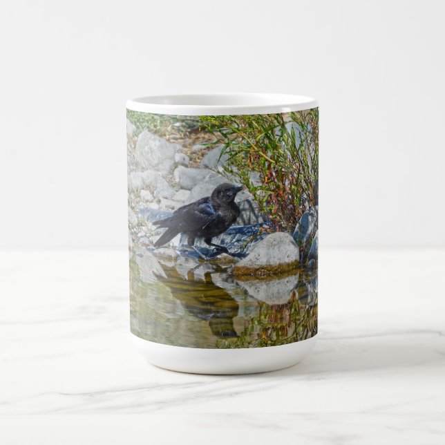 Mug Jeune corbeau noir reflété dans la piscine (Centre)